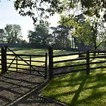#1 The Barn At Alensgrove Лейкслип